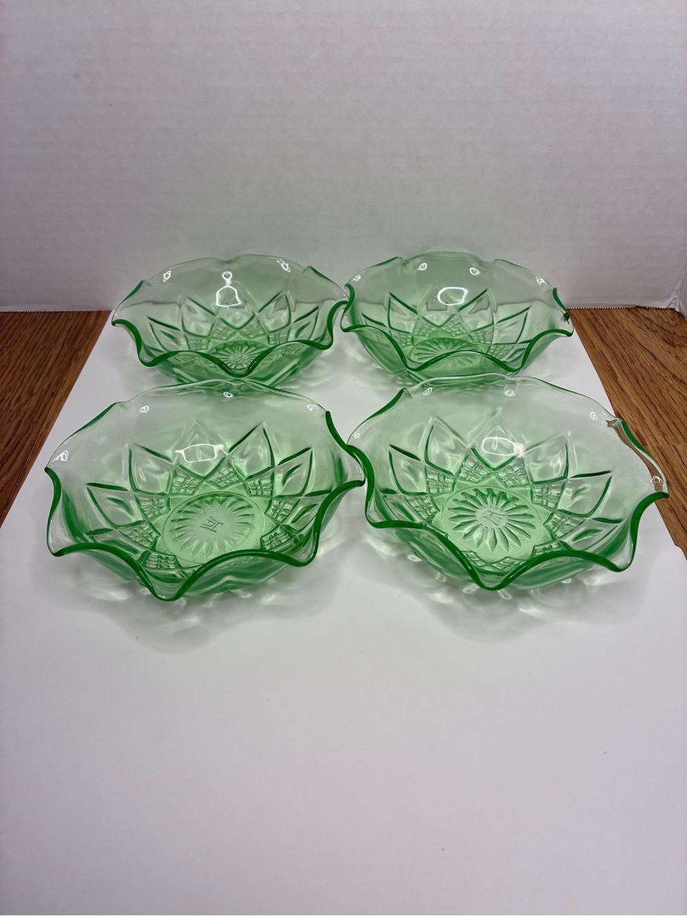4 Vintage Hazel Atlas Green Uranium Ruffle Berry Fruit Dessert Bowl Sets Ashtray